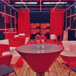 Muebles de diseño en plástico para eventos – Gran Hermano – Moldava