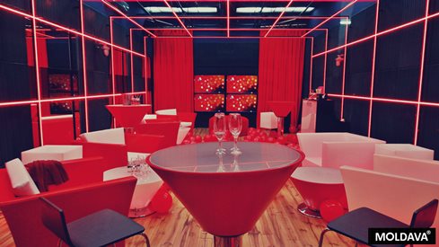 Muebles de diseño en plástico para eventos – Gran Hermano – Moldava