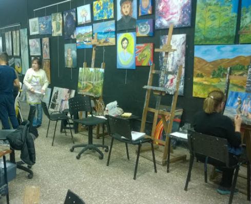 colgado-de-cuadros-para-taller-de-arte-graciela-bovetti-colgando-cuadros-empresa