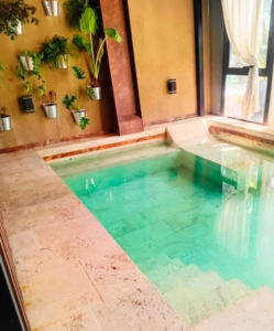 revestimientos en travertino en Nordelta